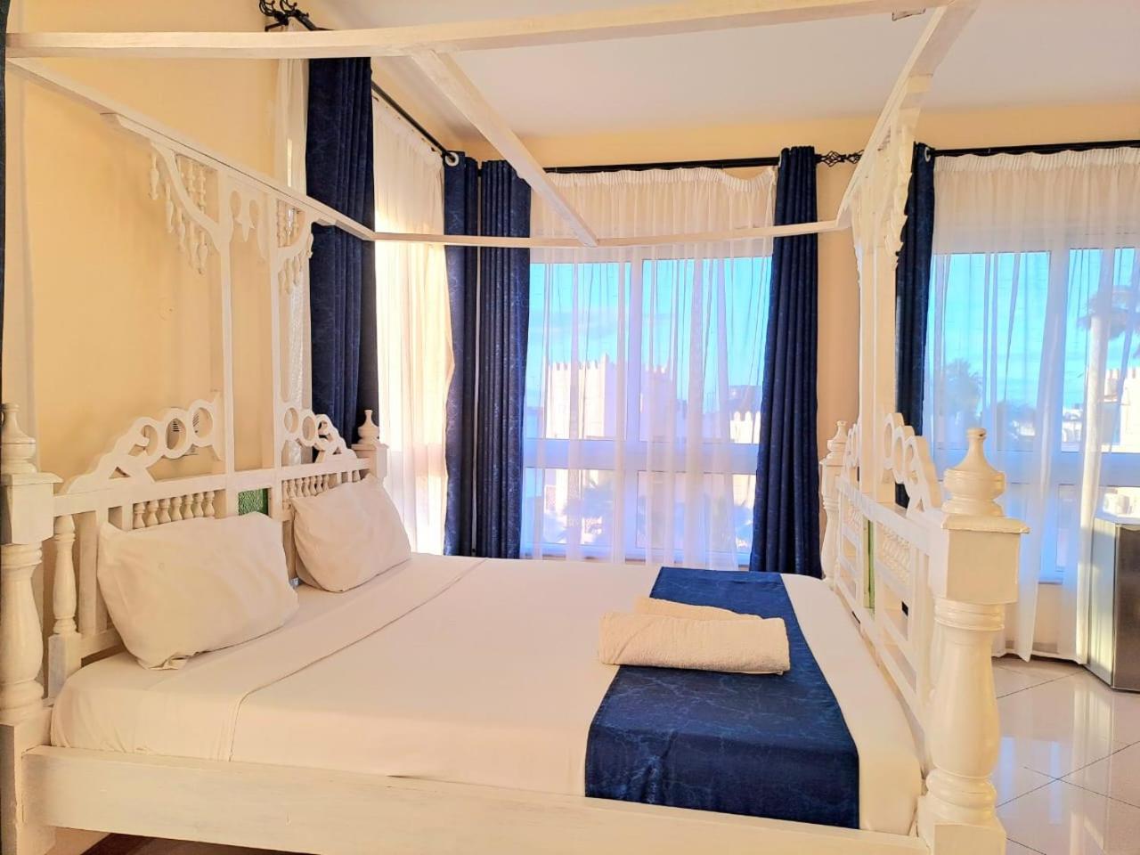 Elna's Nyali - Work & Unwind - Pool, Sea Views, AC & Fast Wi-Fi view 2