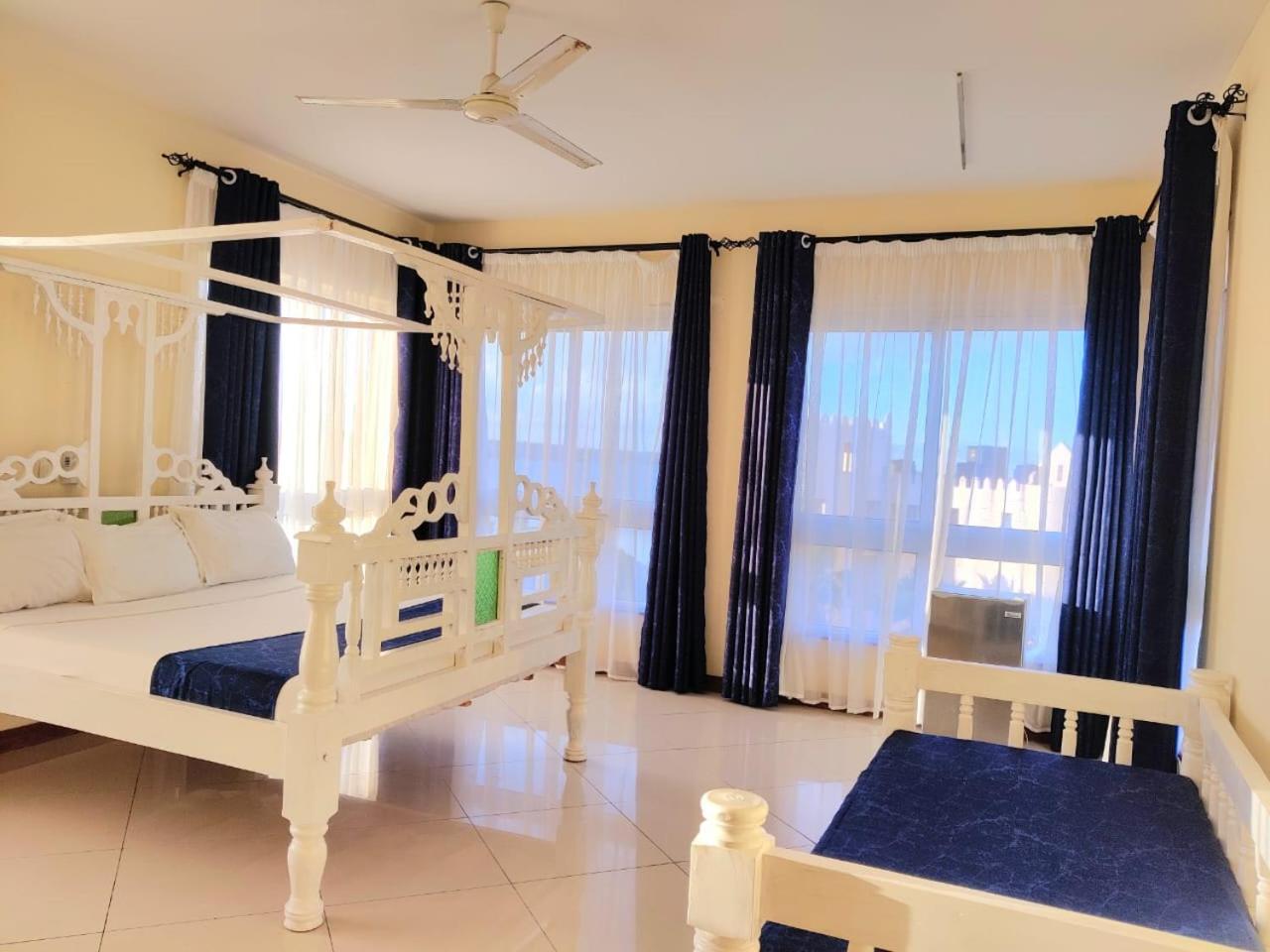 Elna's Nyali - Work & Unwind - Pool, Sea Views, AC & Fast Wi-Fi view 3
