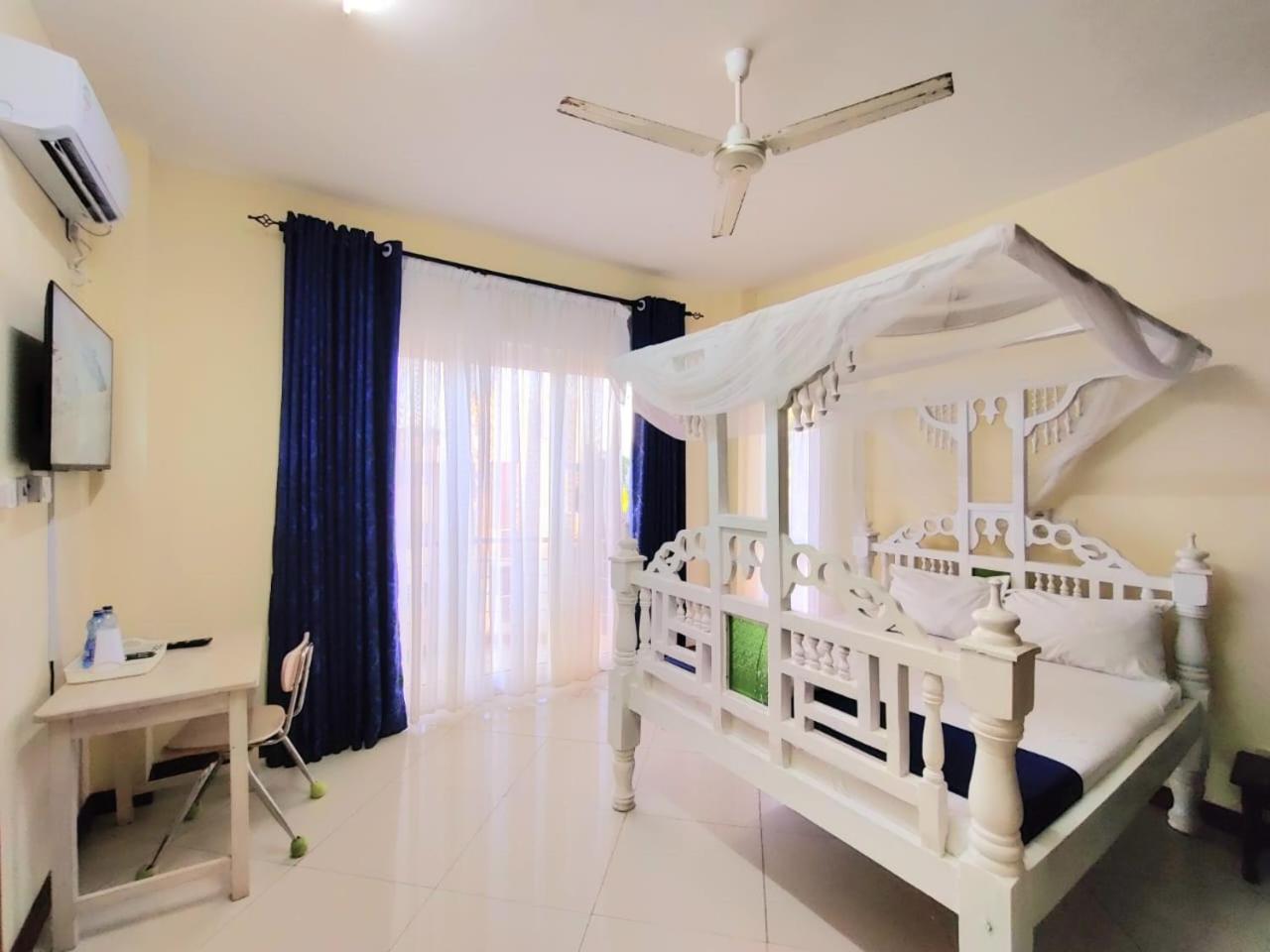 Elna's Nyali - Work & Unwind - Pool, Sea Views, AC & Fast Wi-Fi view 5