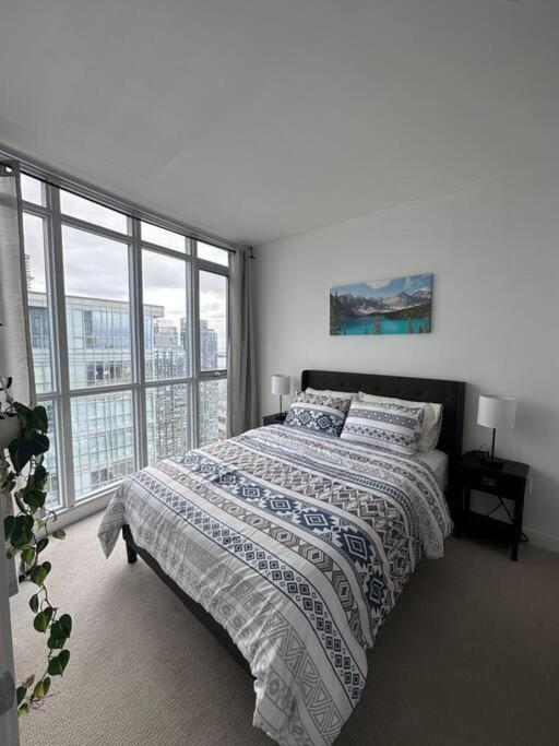 Sky Living Awesome Lake and City View