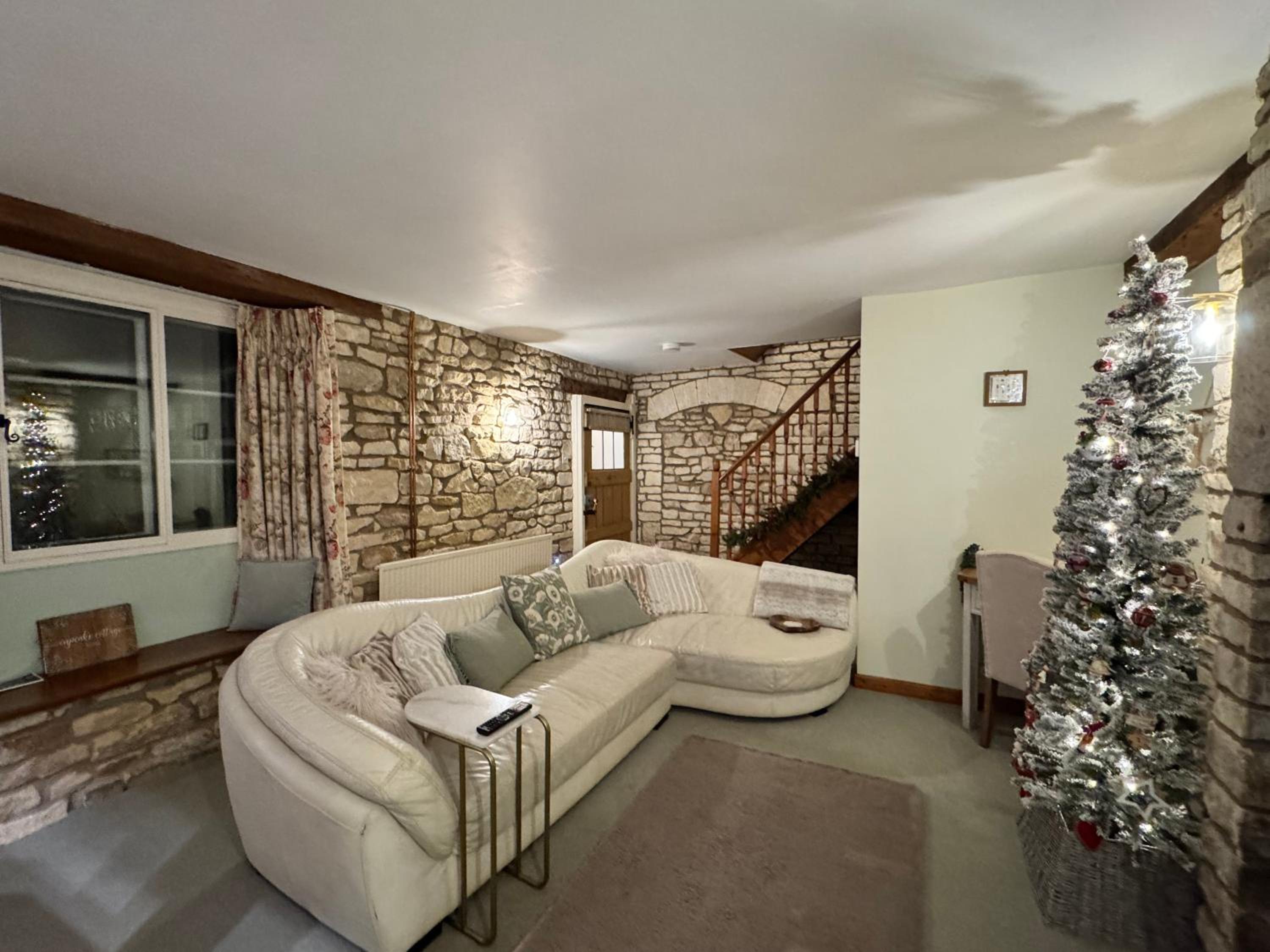 Cupcake Cottage: Quintessential Cotswold Cottage