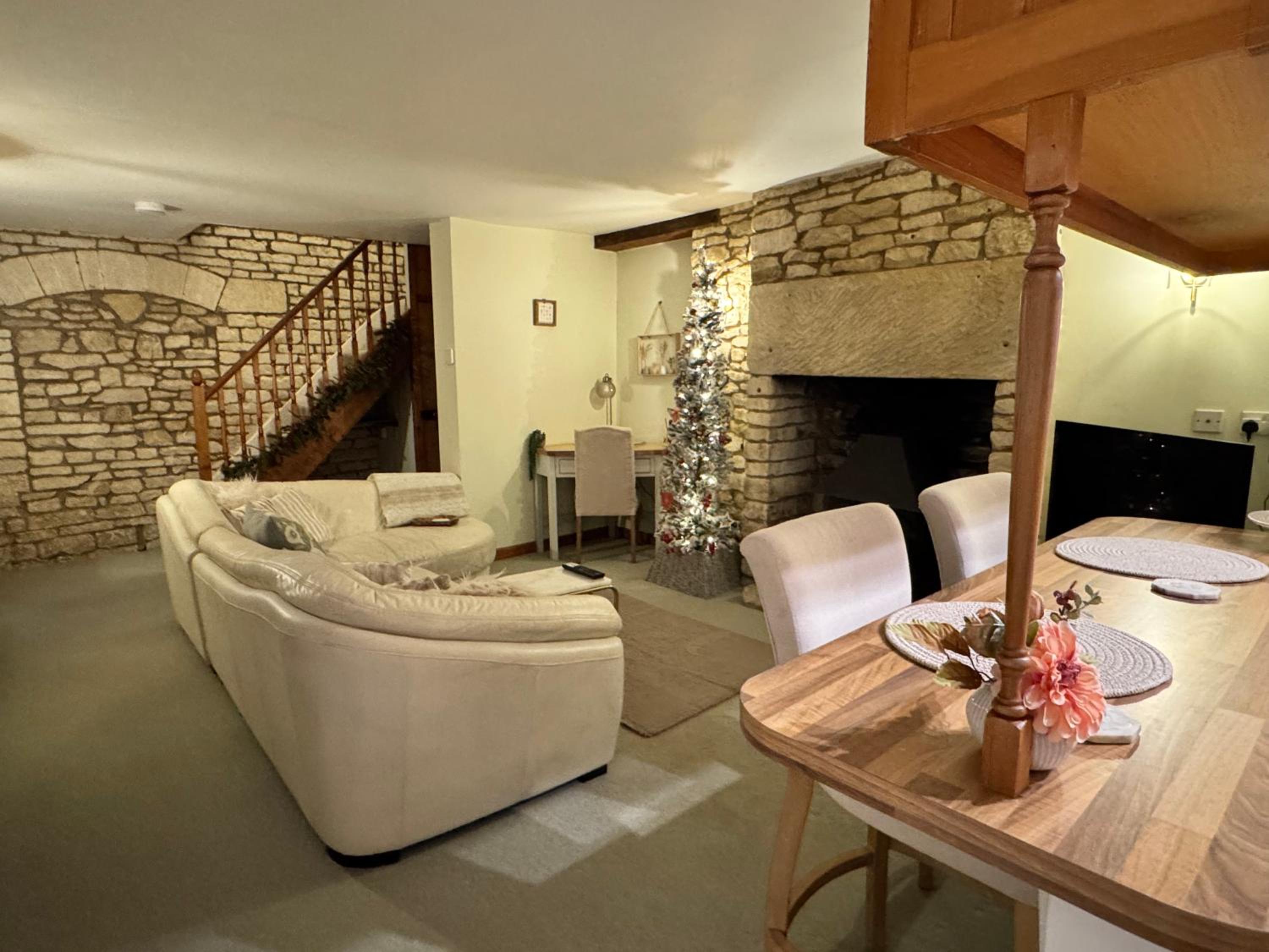 Cupcake Cottage: Quintessential Cotswold Cottage