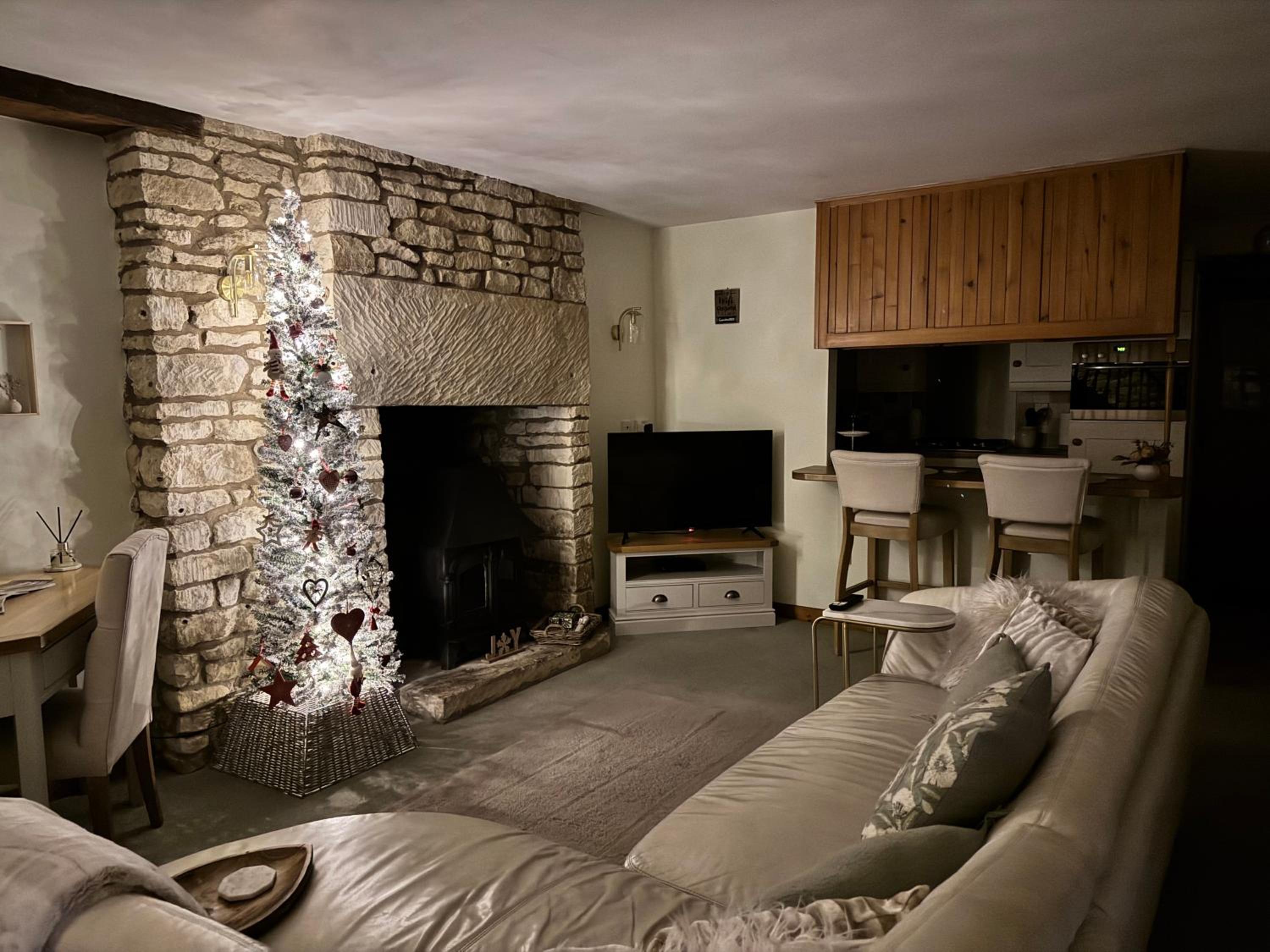 Cupcake Cottage: Quintessential Cotswold Cottage