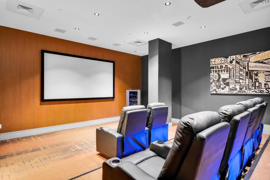 1BD Luxury Condo - Walk to Parliament