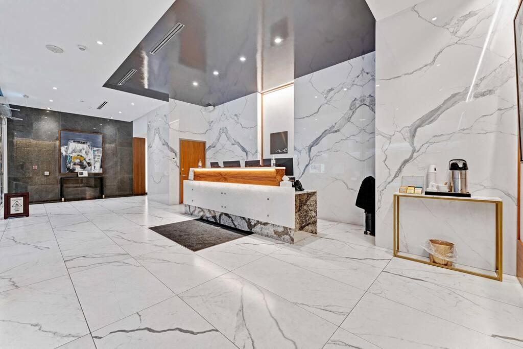 1BD Luxury Condo - Walk to Parliament