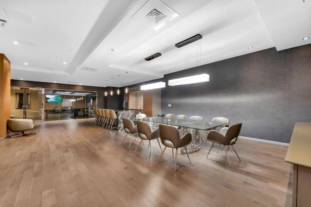 1BD Luxury Condo - Walk to Parliament