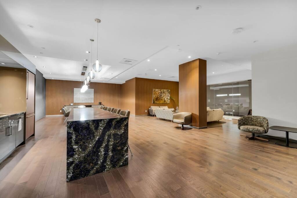 1BD Luxury Condo - Walk to Parliament