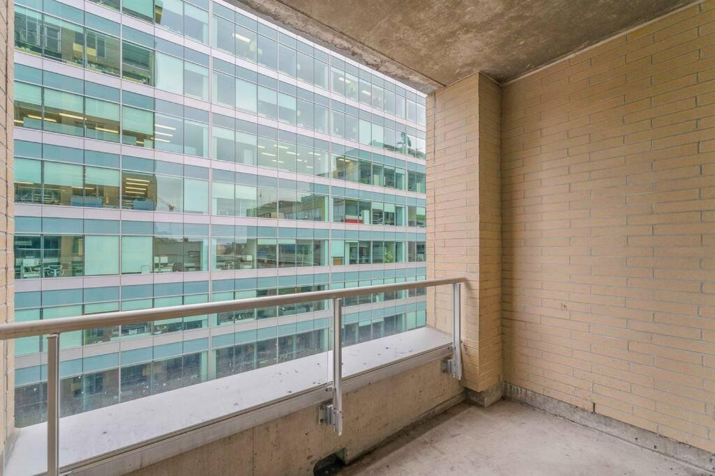 1BD Luxury Condo - Walk to Parliament