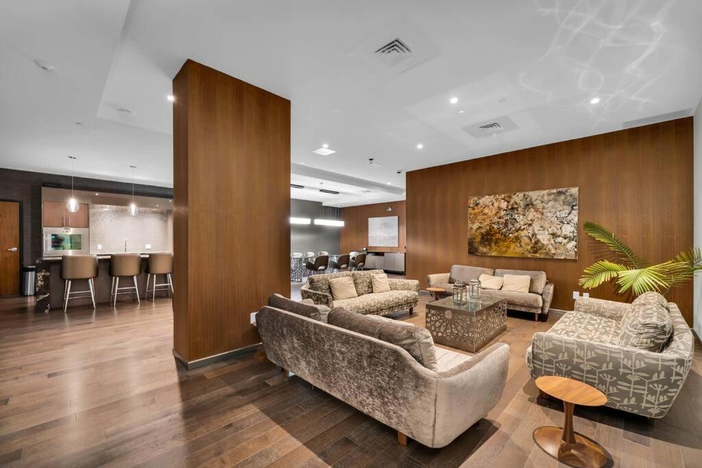 1BD Luxury Condo - Walk to Parliament