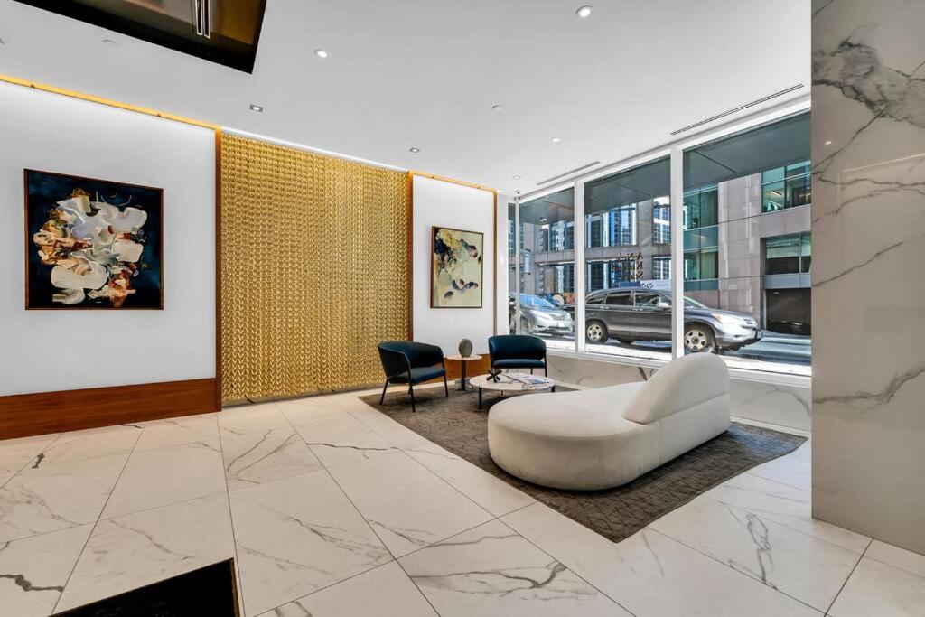 1BD Luxury Condo - Walk to Parliament