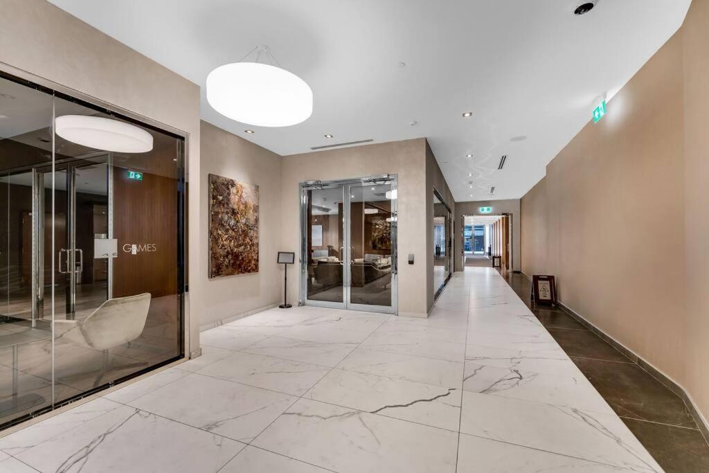 1BD Luxury Condo - Walk to Parliament