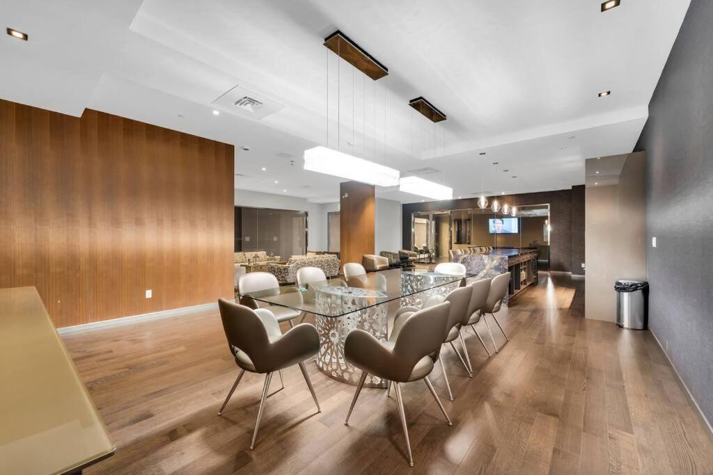 1BD Luxury Condo - Walk to Parliament