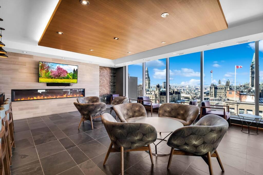 1BD Luxury Condo - Walk to Parliament