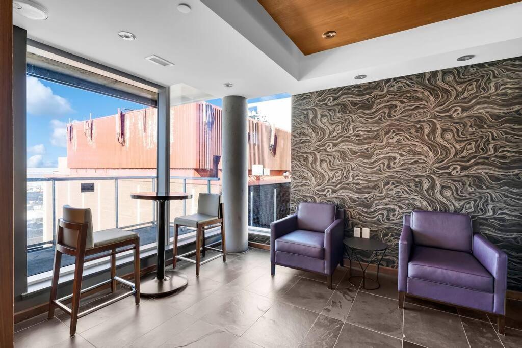 1BD Luxury Condo - Walk to Parliament