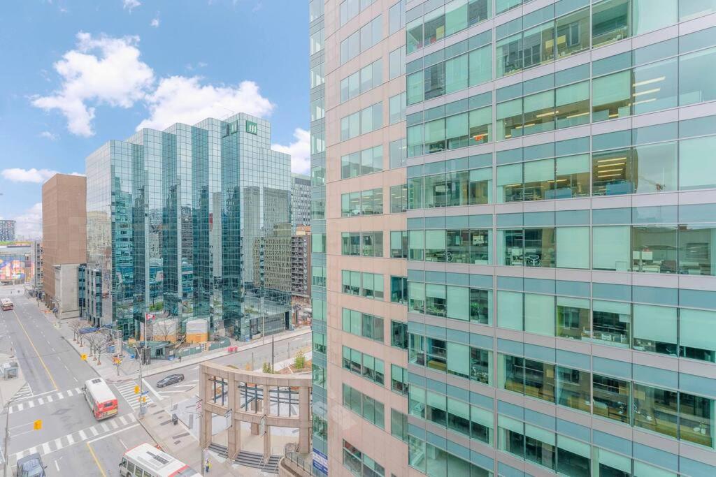 1BD Luxury Condo - Walk to Parliament