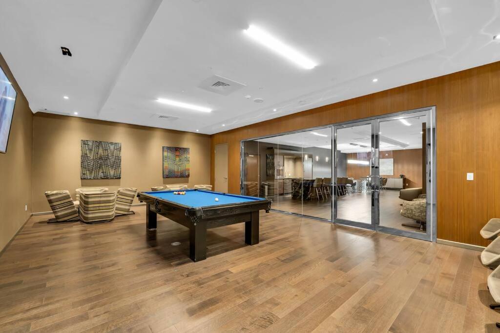1BD Luxury Condo - Walk to Parliament