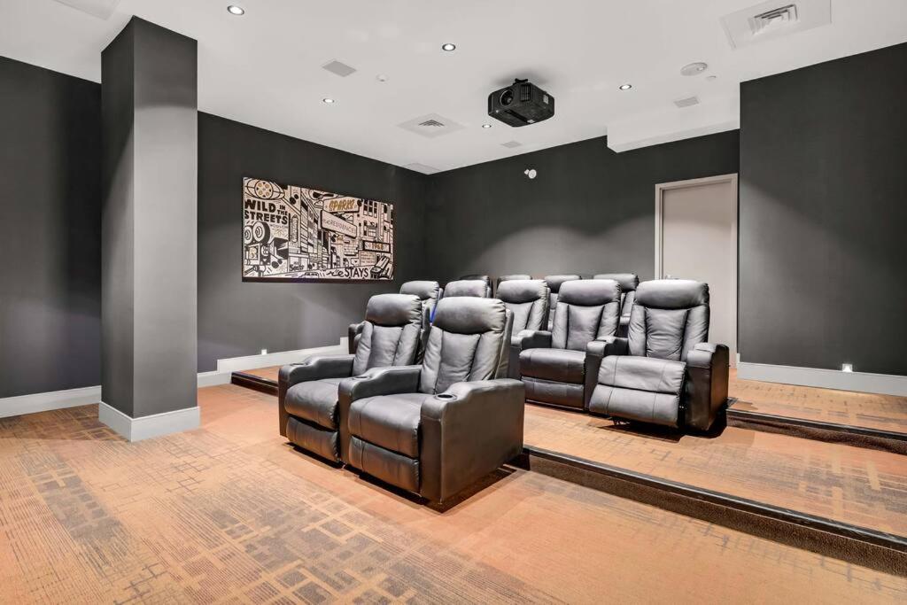 1BD Luxury Condo - Walk to Parliament