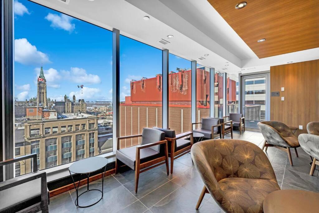 1BD Luxury Condo - Walk to Parliament