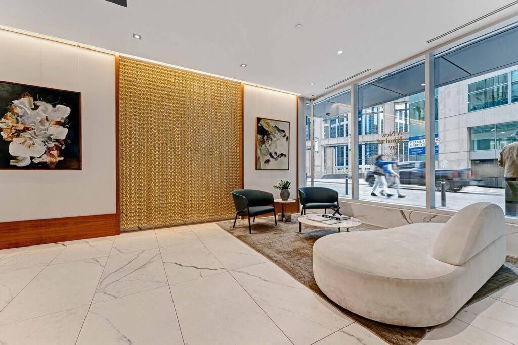 1BD Luxury Condo - Walk to Parliament