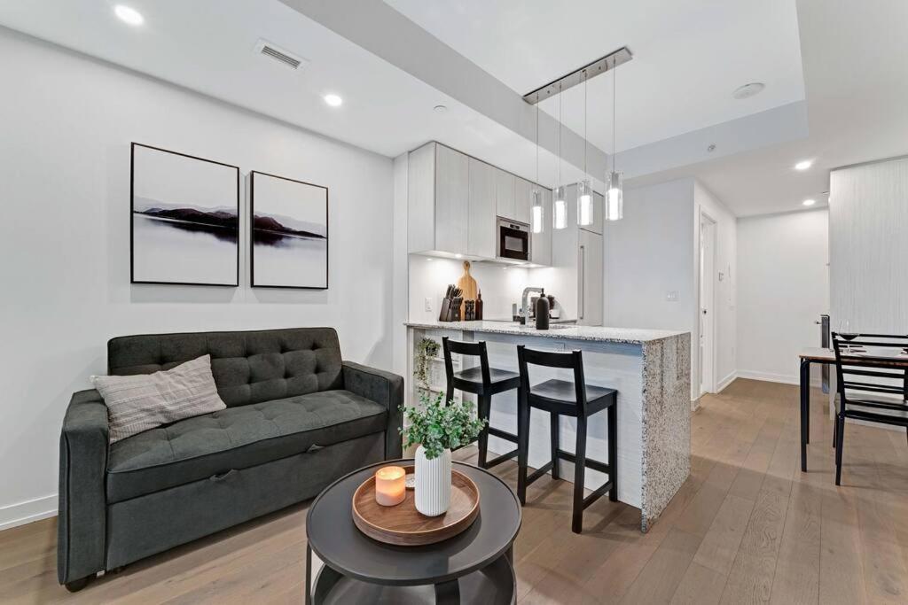 1BD Luxury Condo - Walk to Parliament