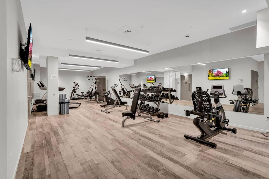 1BD Luxury Condo - Walk to Parliament