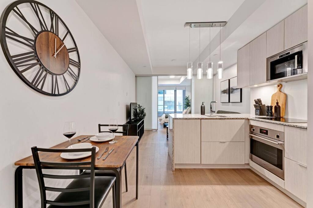 1BD Luxury Condo - Walk to Parliament