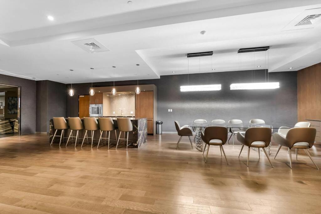 1BD Luxury Condo - Walk to Parliament