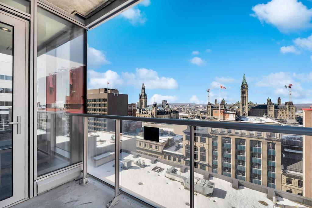 1BD Luxury Condo - Walk to Parliament