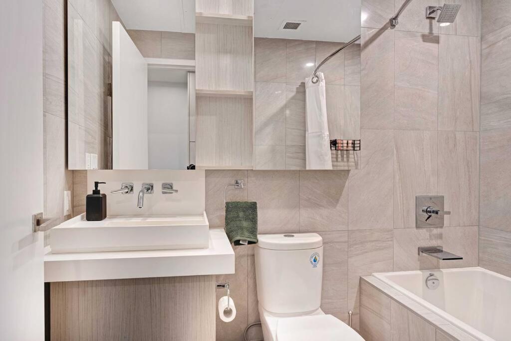 1BD Luxury Condo - Walk to Parliament