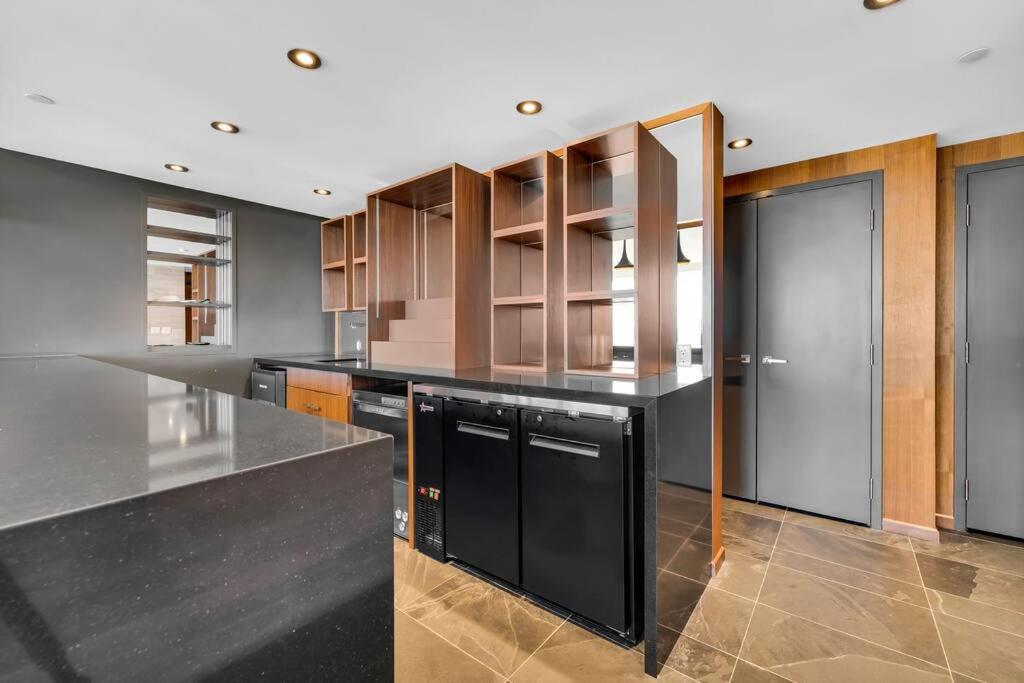1BD Luxury Condo - Walk to Parliament