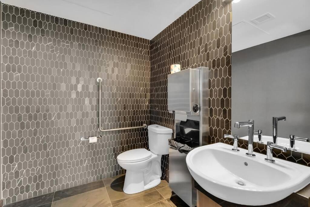 1BD Luxury Condo - Walk to Parliament
