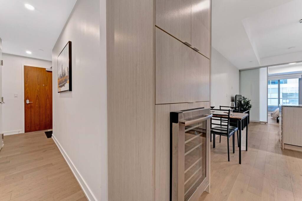 1BD Luxury Condo - Walk to Parliament