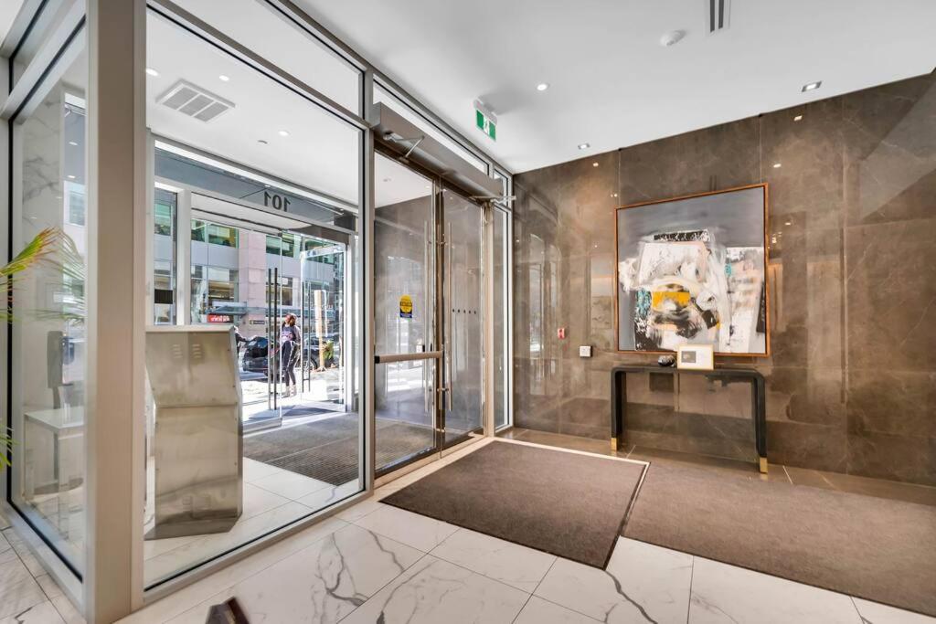 1BD Luxury Condo - Walk to Parliament