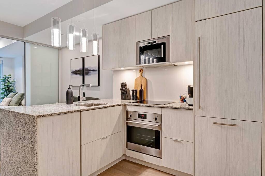 1BD Luxury Condo - Walk to Parliament
