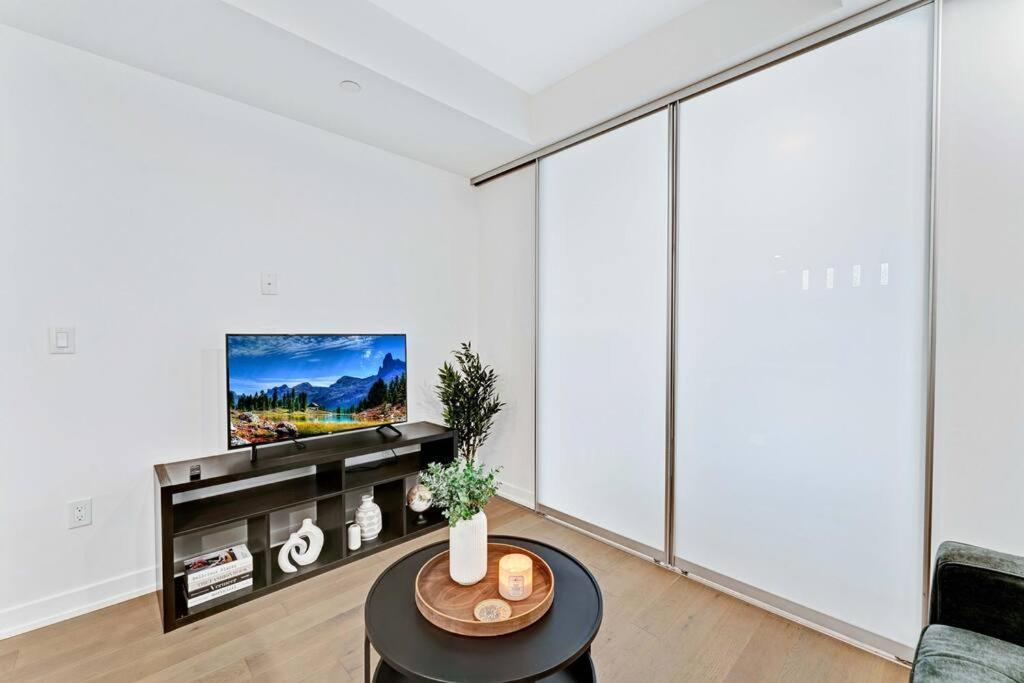 1BD Luxury Condo - Walk to Parliament