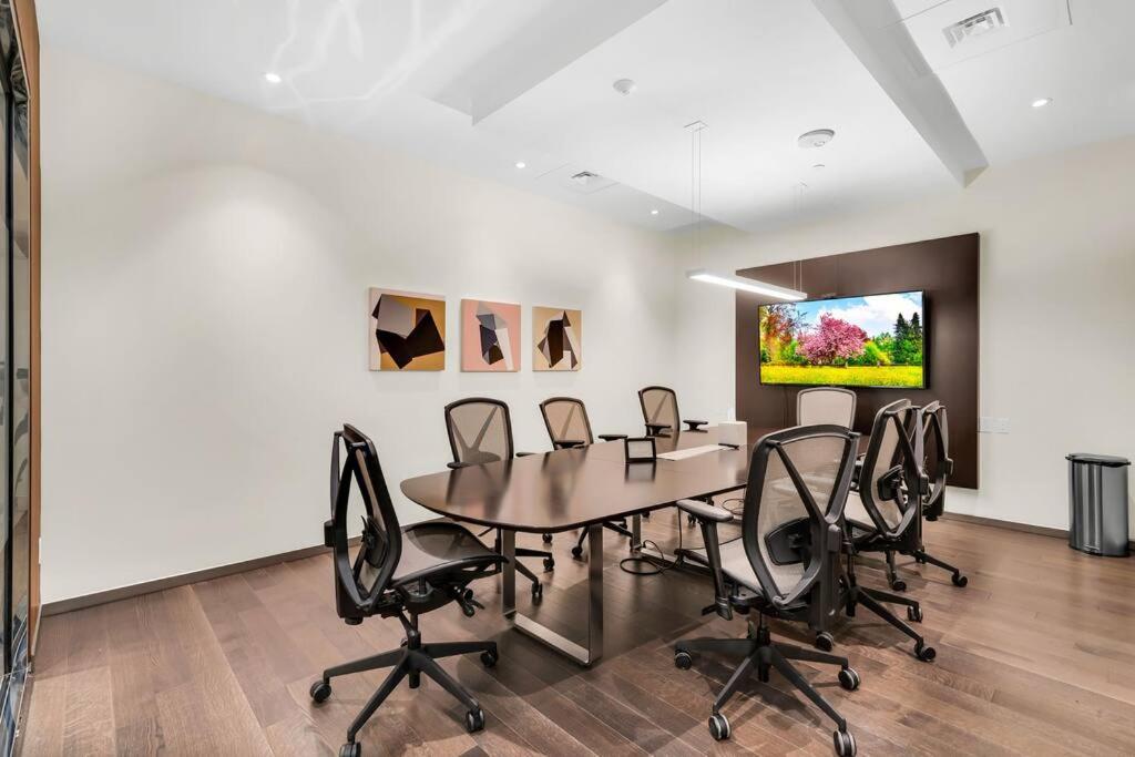 1BD Luxury Condo - Walk to Parliament