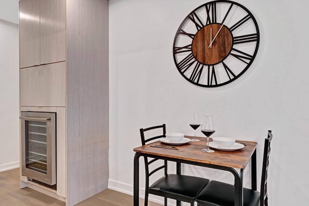 1BD Luxury Condo - Walk to Parliament