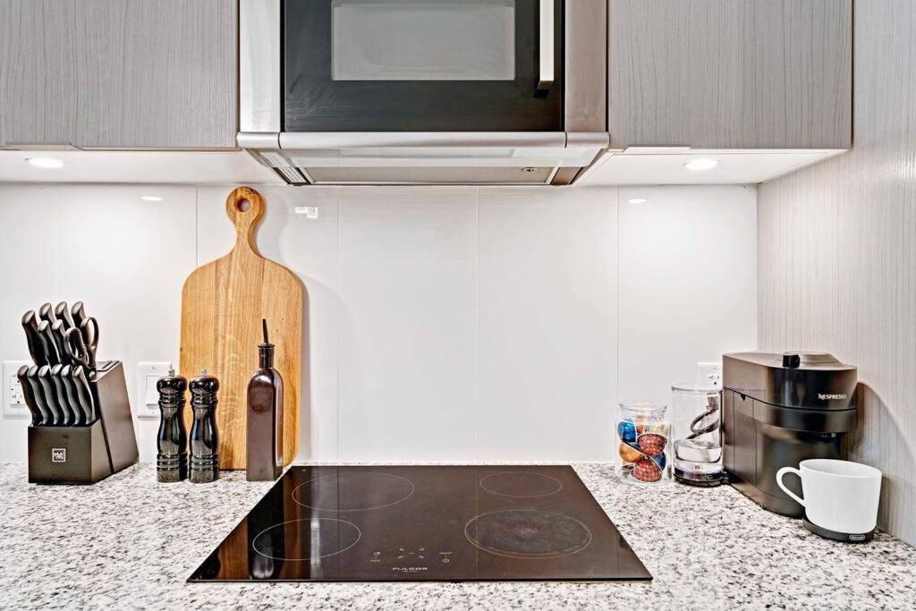 1BD Luxury Condo - Walk to Parliament