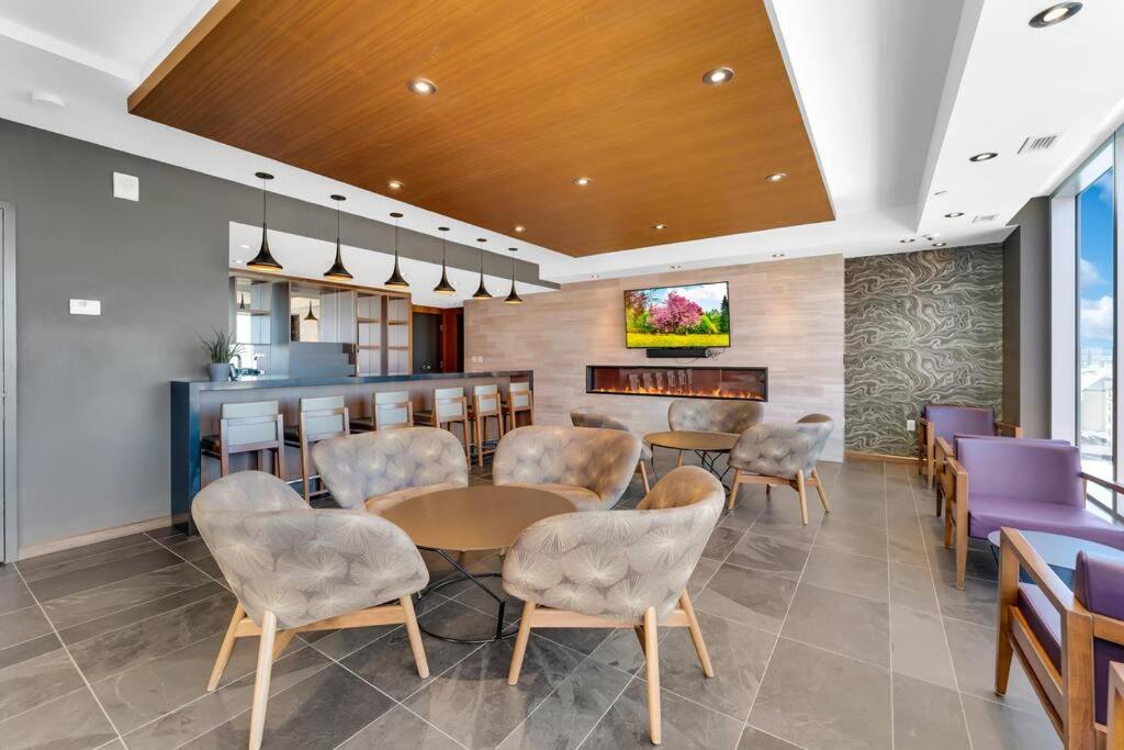 1BD Luxury Condo - Walk to Parliament