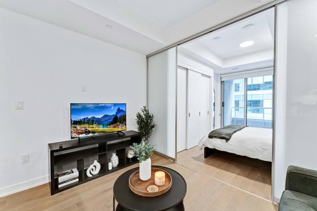 1BD Luxury Condo - Walk to Parliament