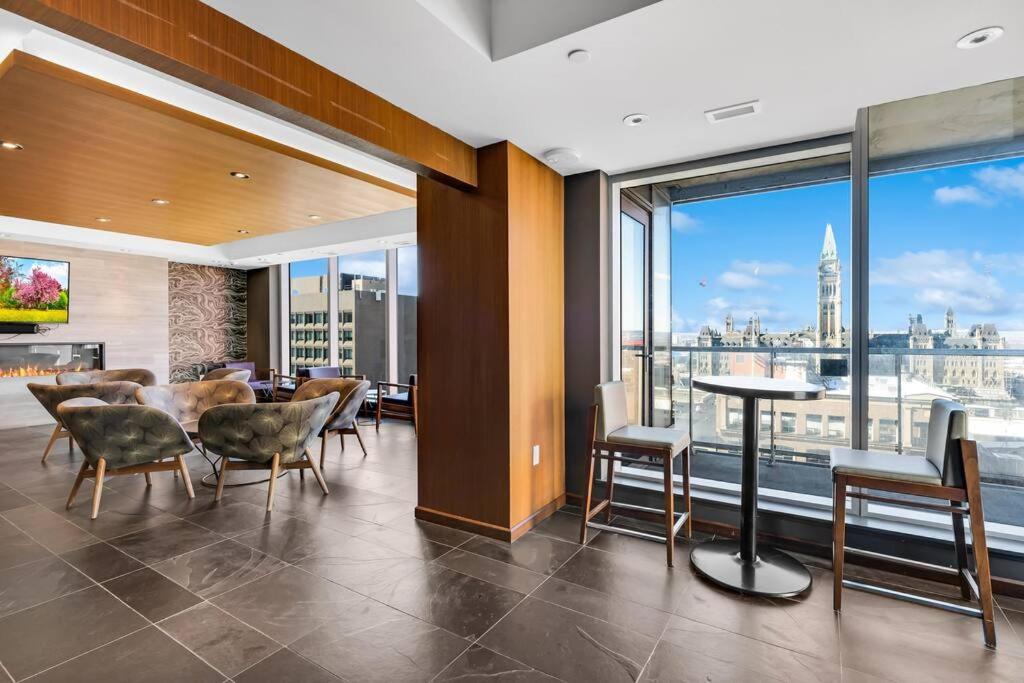 1BD Luxury Condo - Walk to Parliament
