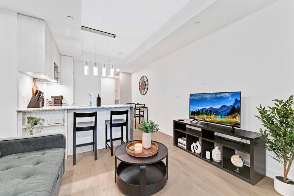 1BD Luxury Condo - Walk to Parliament