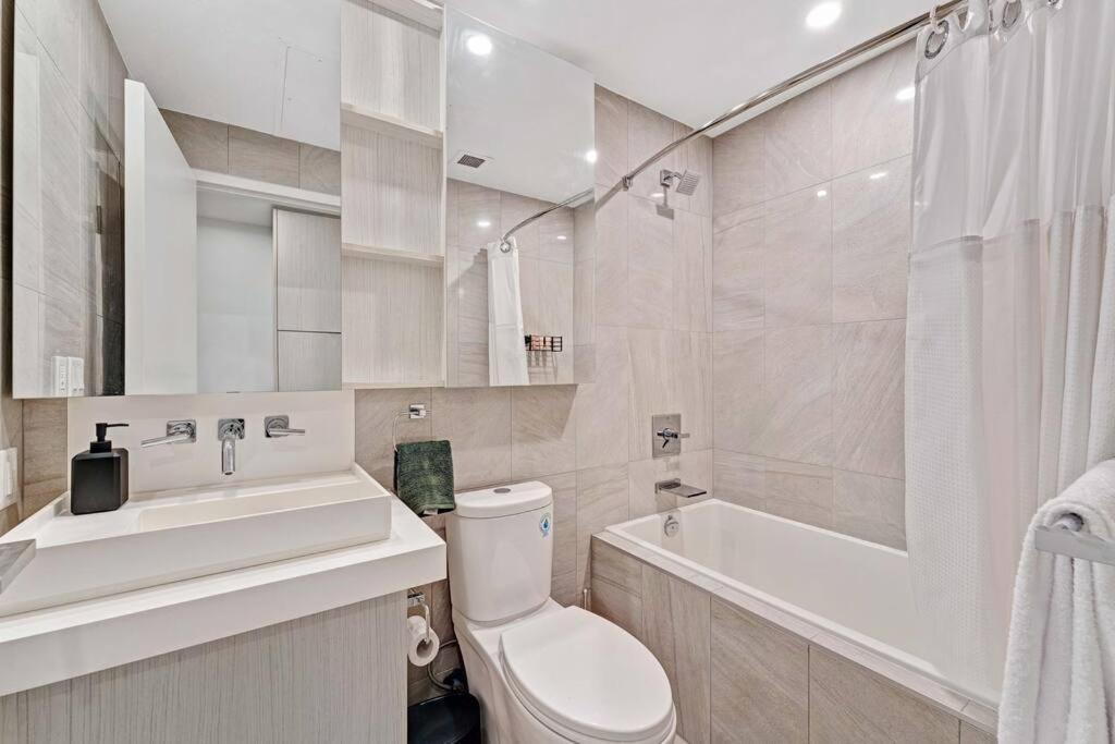 1BD Luxury Condo - Walk to Parliament