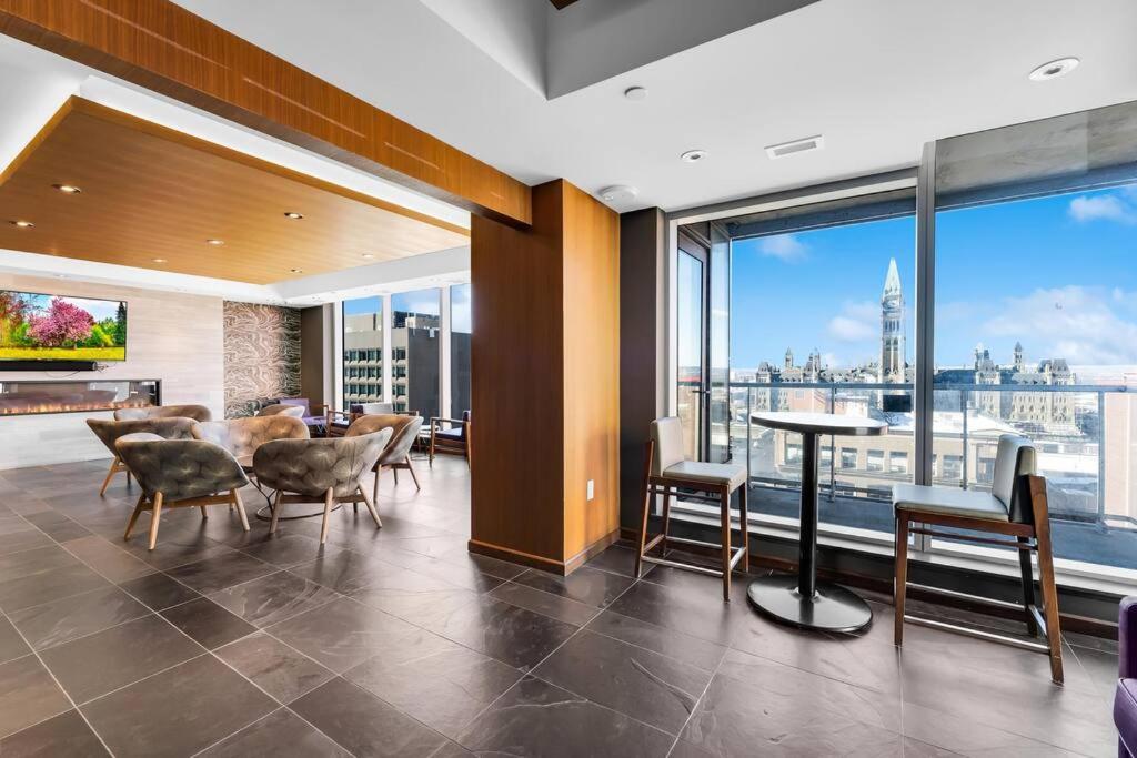 1BD Luxury Condo - Walk to Parliament