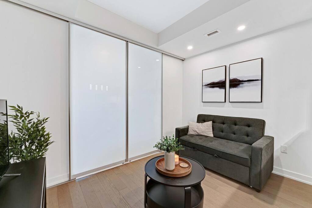 1BD Luxury Condo - Walk to Parliament