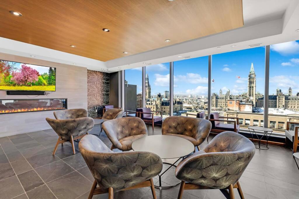 1BD Luxury Condo - Walk to Parliament
