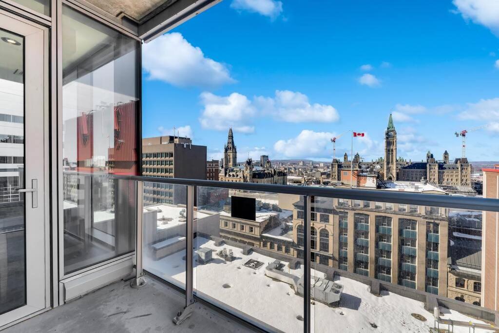 1BD Luxury Condo - Walk to Parliament