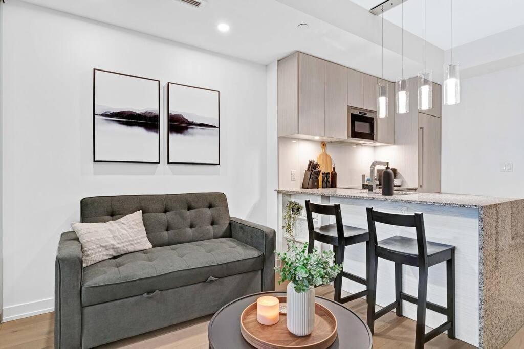 1BD Luxury Condo - Walk to Parliament
