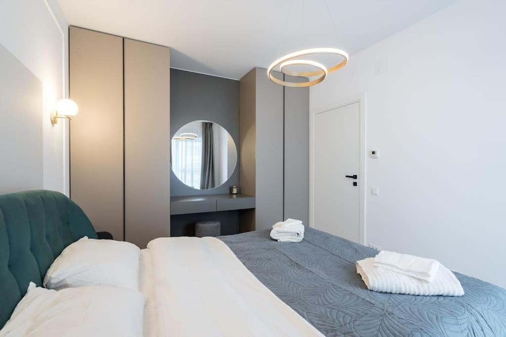 Green Pearl One Cotroceni Entire Apartment with King bed, Parking, Fast WiFi, Balcony view 2