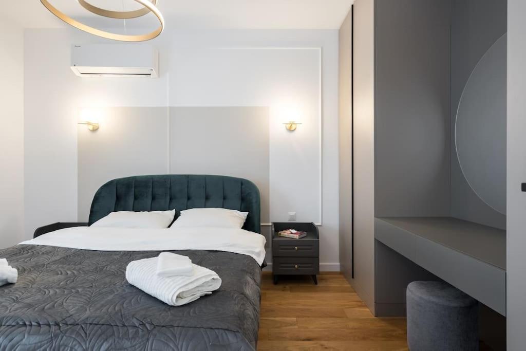 Green Pearl One Cotroceni Entire Apartment with King bed, Parking, Fast WiFi, Balcony view 3